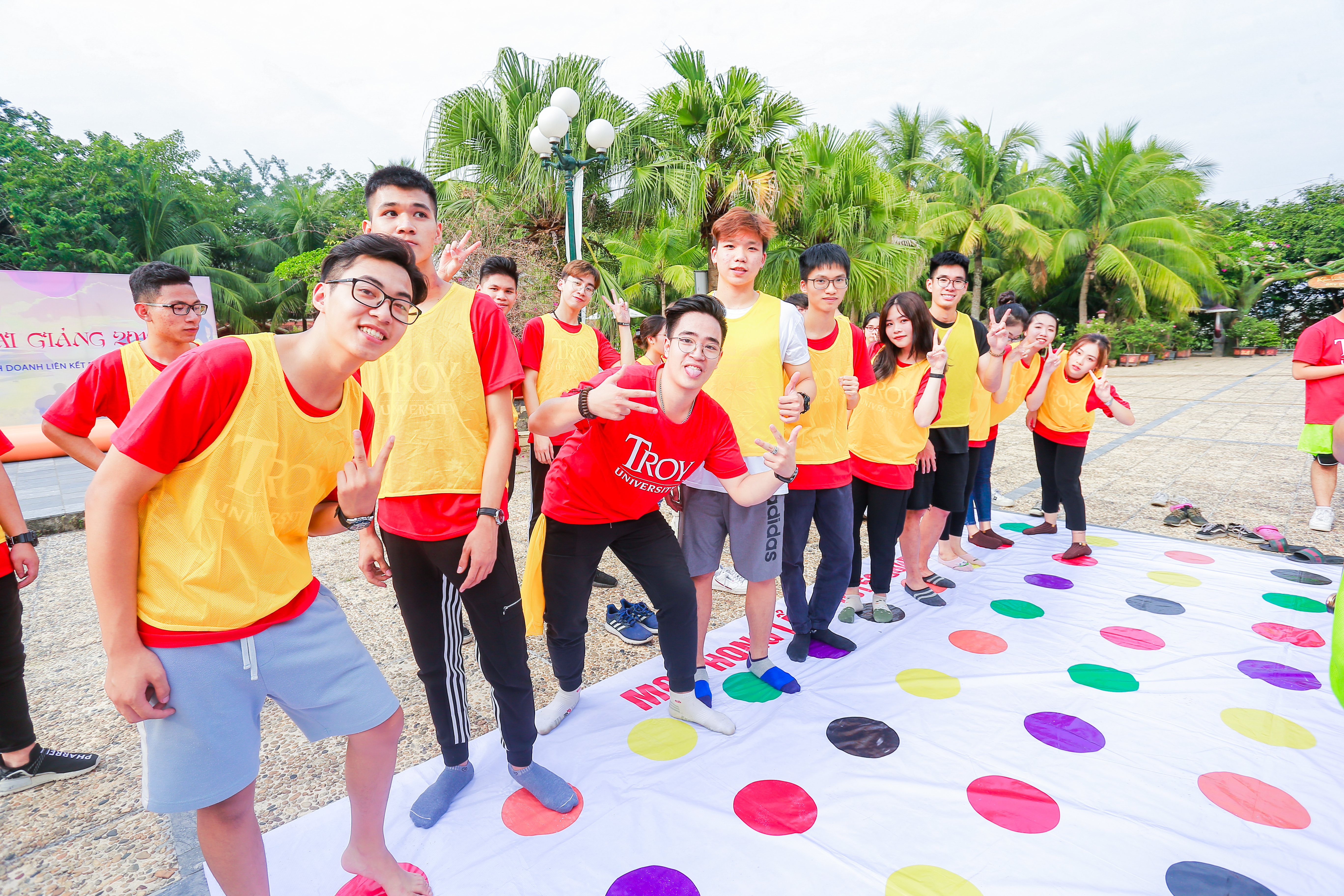 Tân sinh viên BSBA TROY “quẩy” hết mình tại Hoàng Long Resort